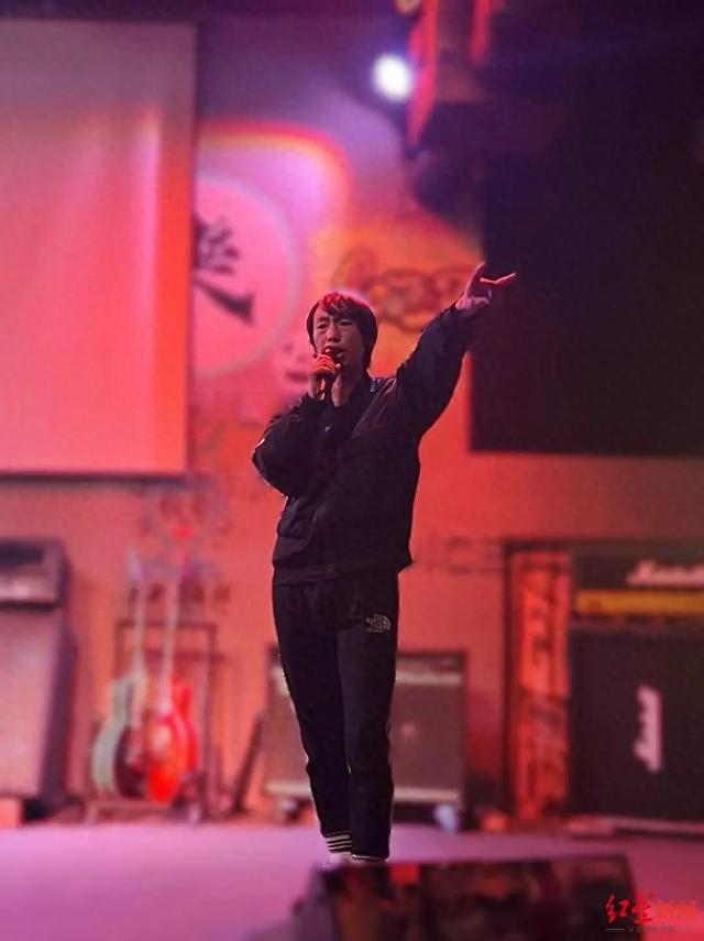 演出邀约已排到9月打算今年结婚冰球突破豪华版41岁男歌手复出(图3)